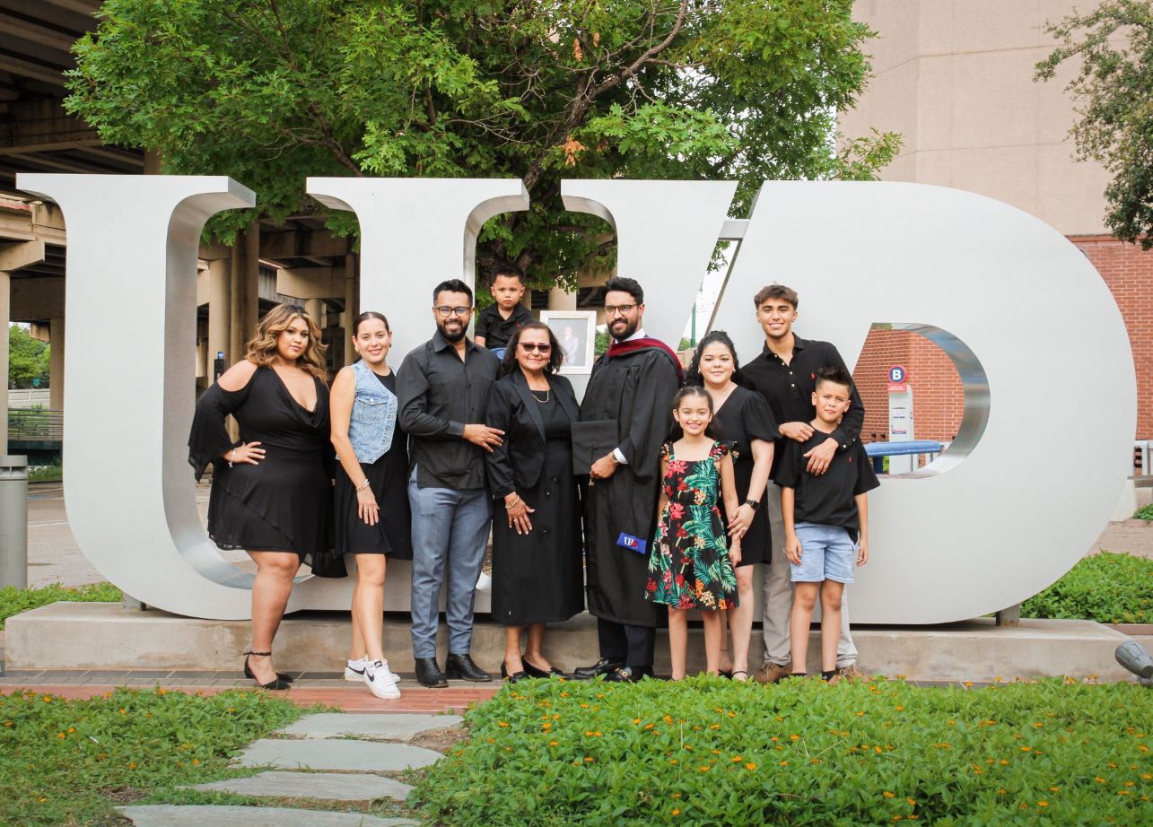 Alexis Mondragon with his family